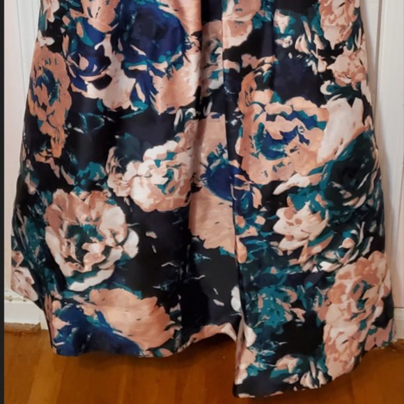 Adrianna Papell long gown - Picture 2 of 7